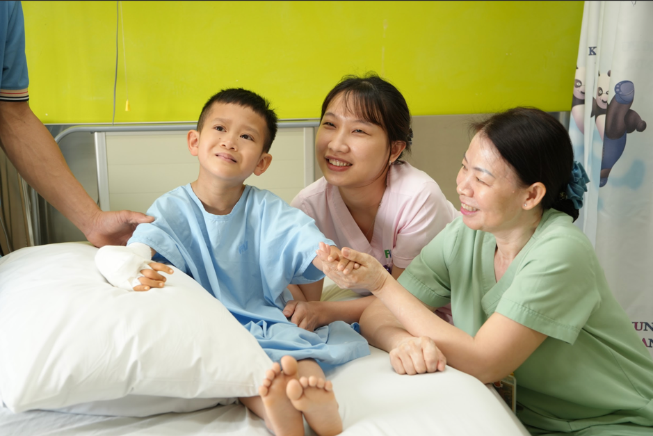“Con muốn ôm ba mẹ” - Lời ước của em bé khuyết tật, hát dân ca gây sốt mạng xã hội dần thành hiện thực- Ảnh 3.