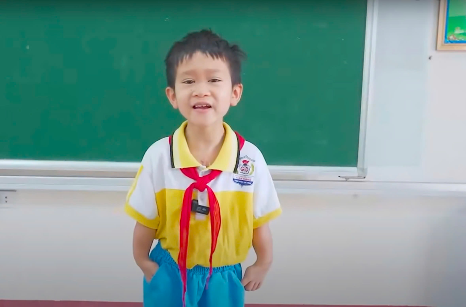 “Con muốn ôm ba mẹ” - Lời ước của em bé khuyết tật, hát dân ca gây sốt mạng xã hội dần thành hiện thực- Ảnh 1.