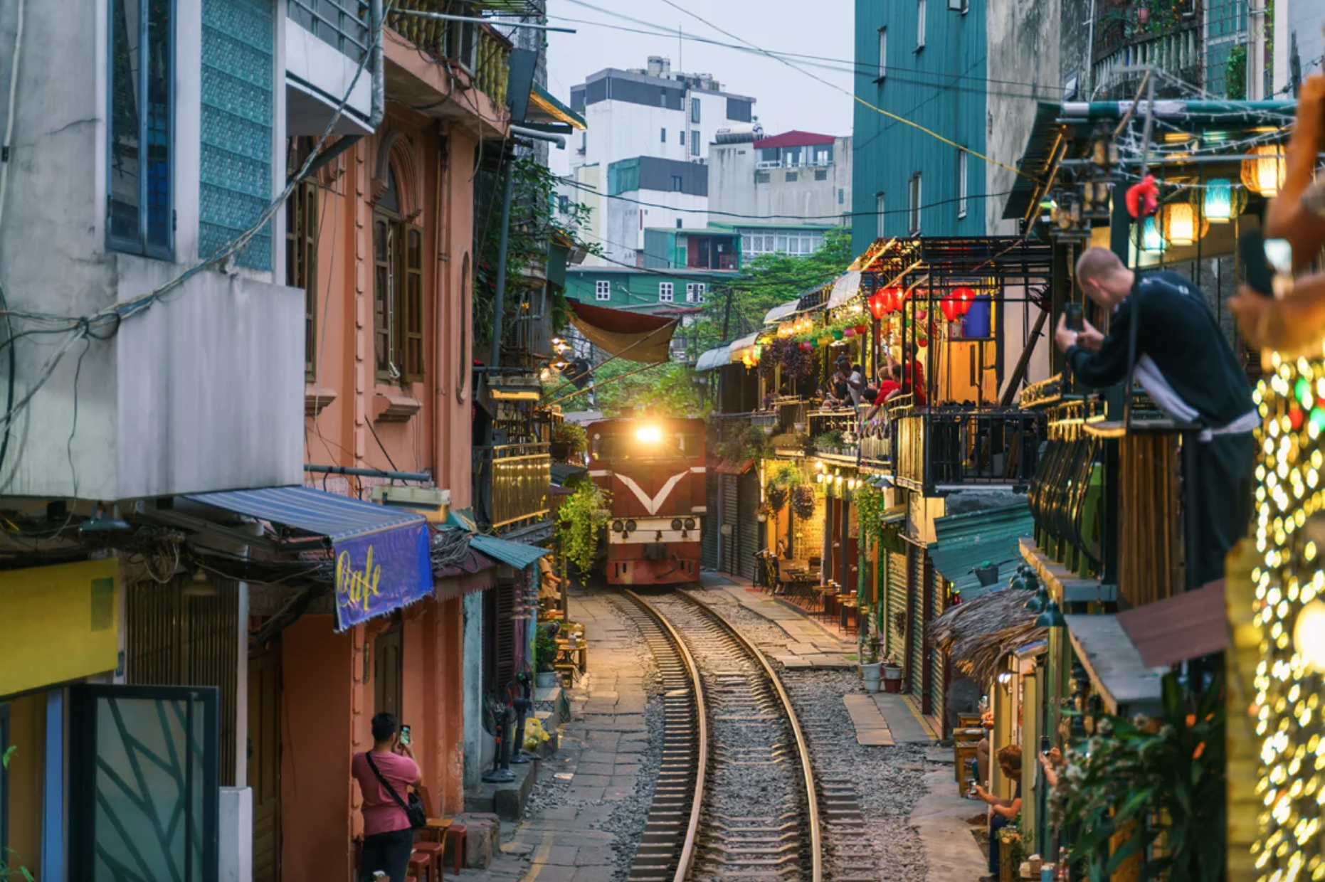 Báo nước ngoài nói 1 điều bất ngờ về cà phê đường tàu ở Hà Nội- Ảnh 2.