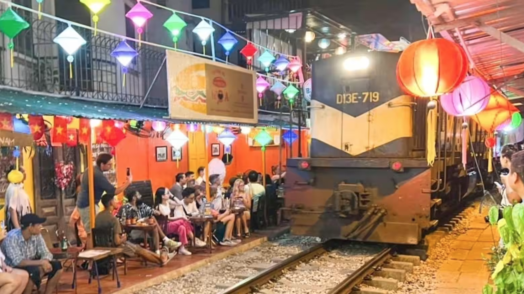 Báo nước ngoài nói 1 điều bất ngờ về cà phê đường tàu ở Hà Nội- Ảnh 3.