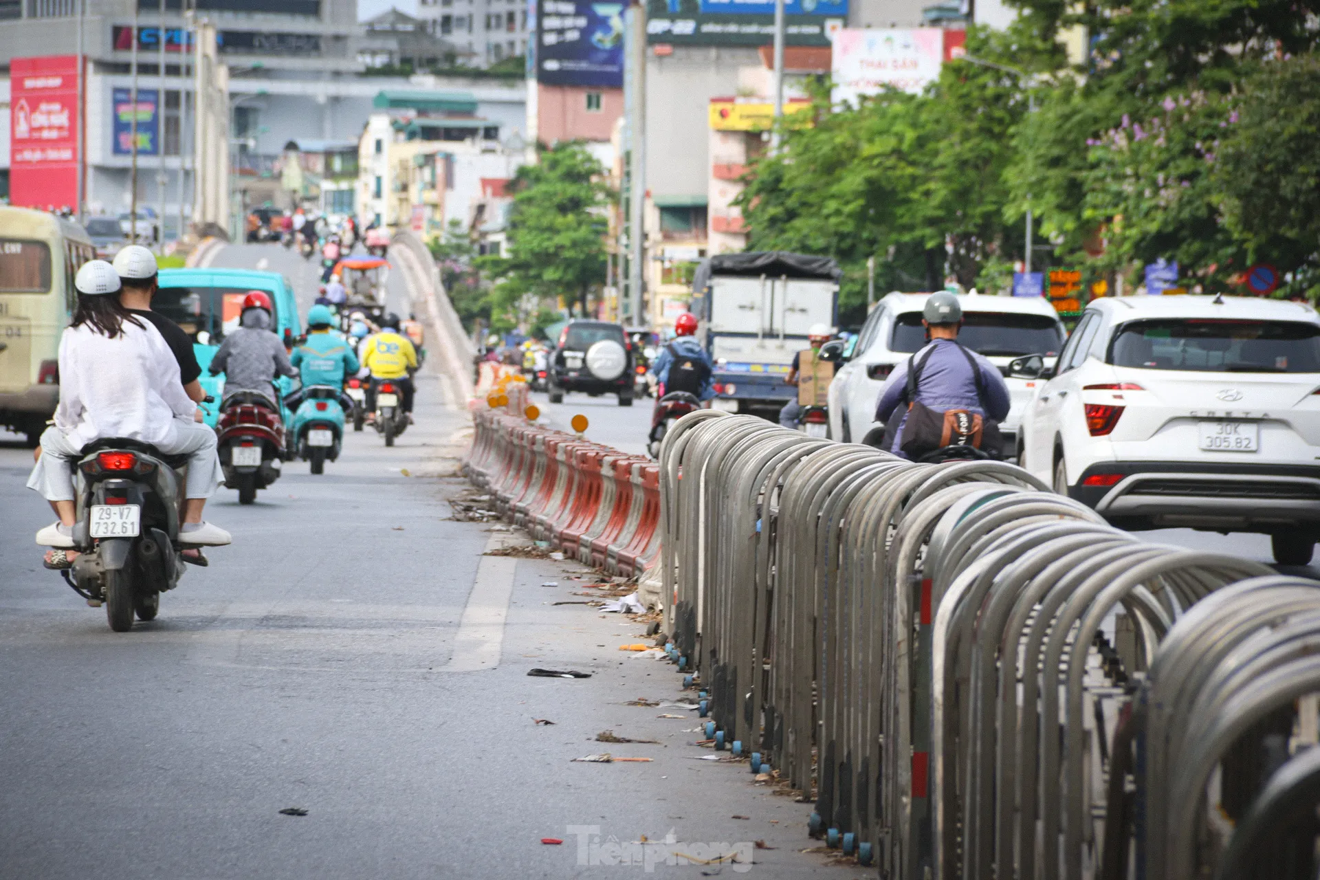 Nhếch nhác những dải phân cách mềm ở Hà Nội- Ảnh 9.
