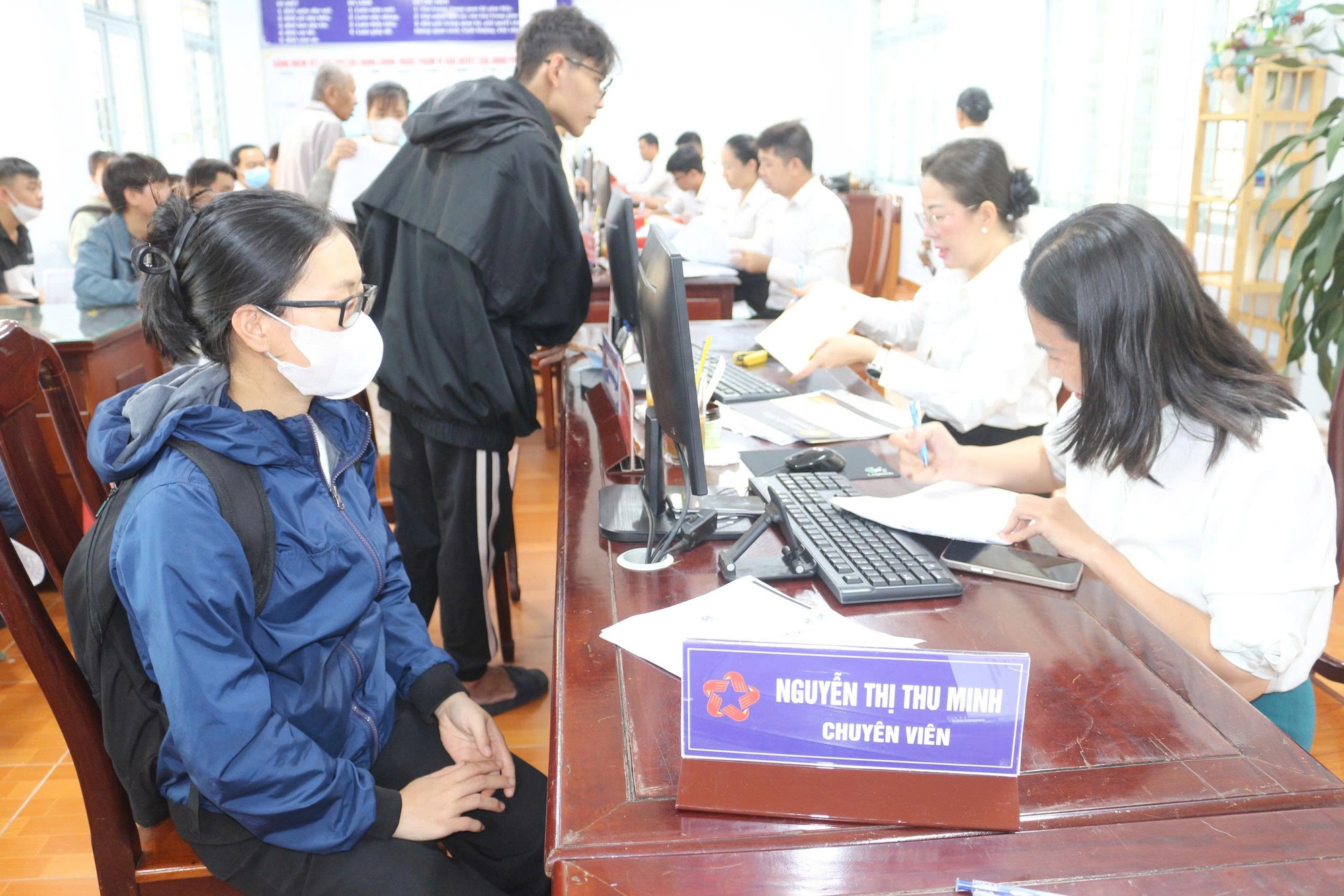 Hình ảnh người dân đi làm thủ tục hành chính ở các phường, xã mới tại Bình Dương- Ảnh 4.