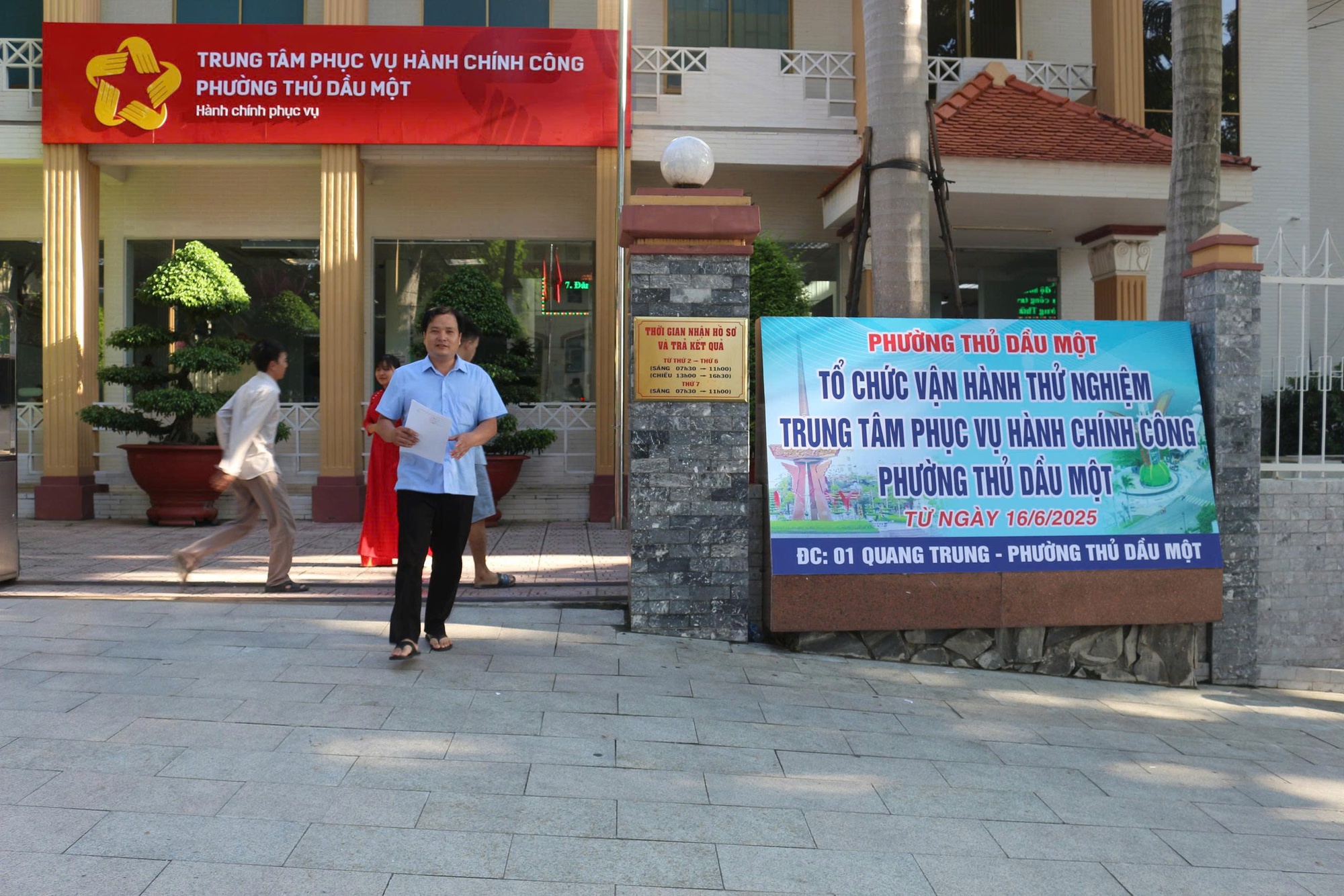 Hình ảnh người dân đi làm thủ tục hành chính ở các phường, xã mới tại Bình Dương- Ảnh 9.