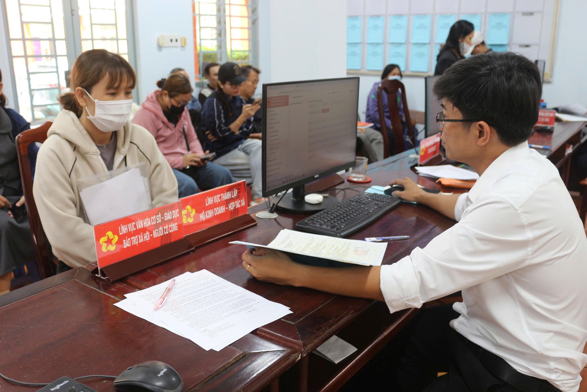 Hình ảnh người dân đi làm thủ tục hành chính ở các phường, xã mới tại Bình Dương- Ảnh 6.