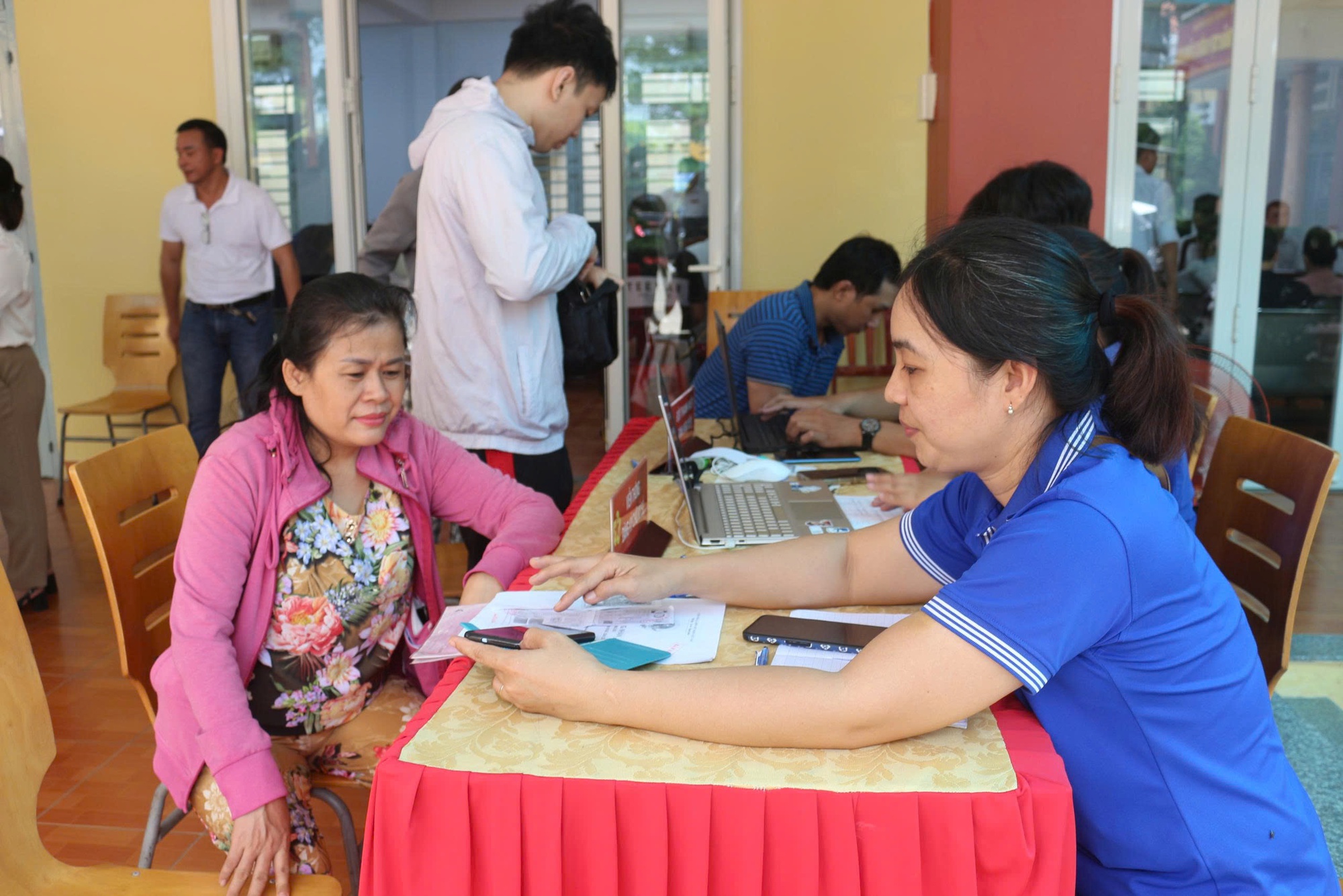 Hình ảnh người dân đi làm thủ tục hành chính ở các phường, xã mới tại Bình Dương- Ảnh 7.