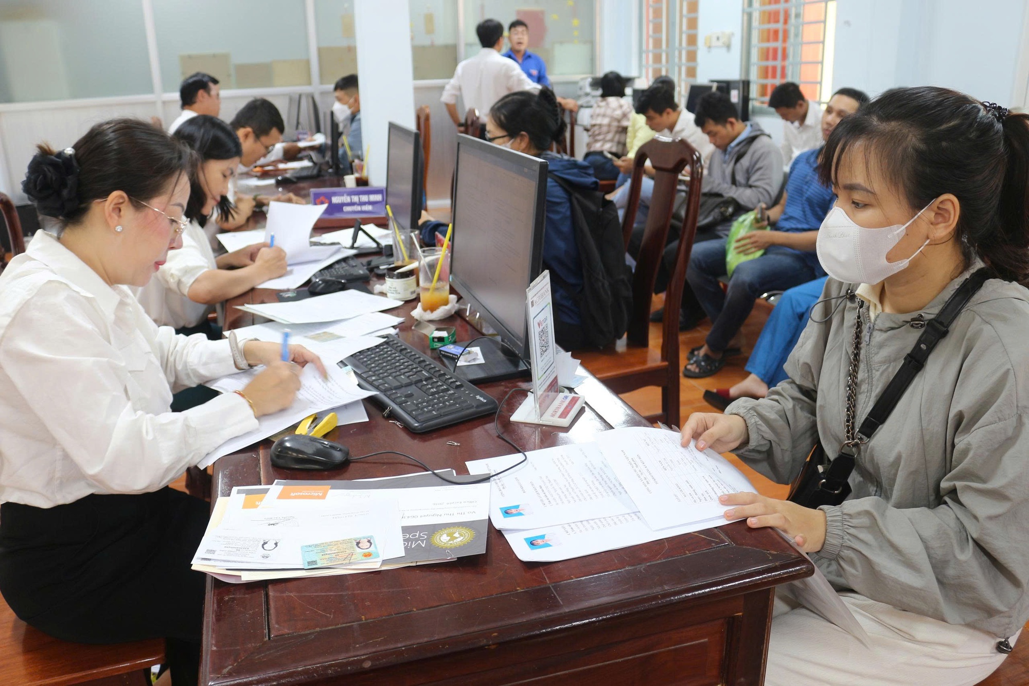 Hình ảnh người dân đi làm thủ tục hành chính ở các phường, xã mới tại Bình Dương- Ảnh 8.