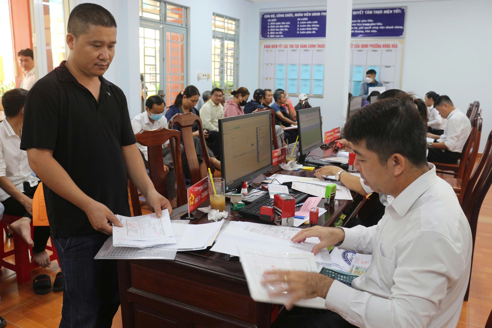 Hình ảnh người dân đi làm thủ tục hành chính ở các phường, xã mới tại Bình Dương- Ảnh 5.