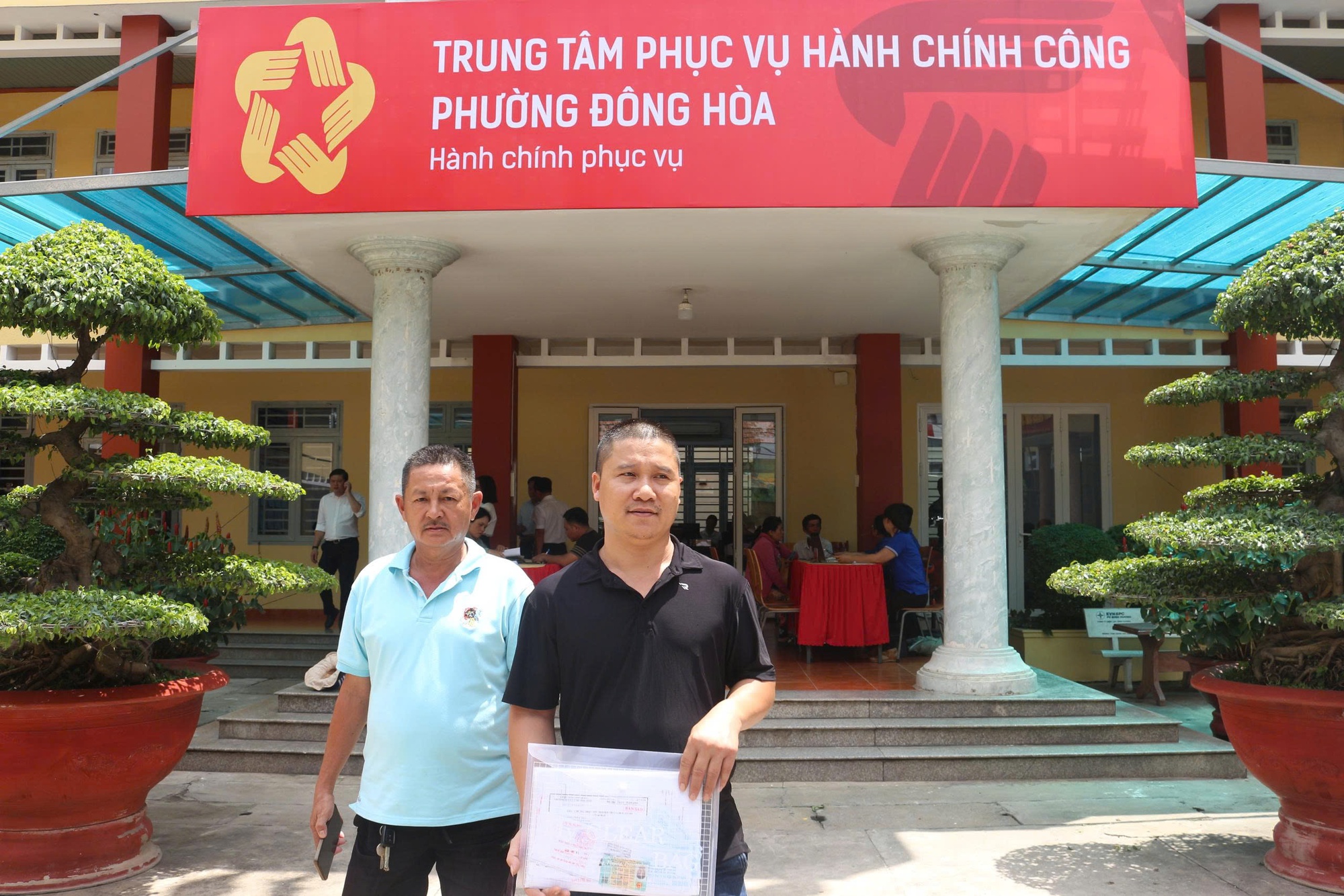 Hình ảnh người dân đi làm thủ tục hành chính ở các phường, xã mới tại Bình Dương- Ảnh 1.