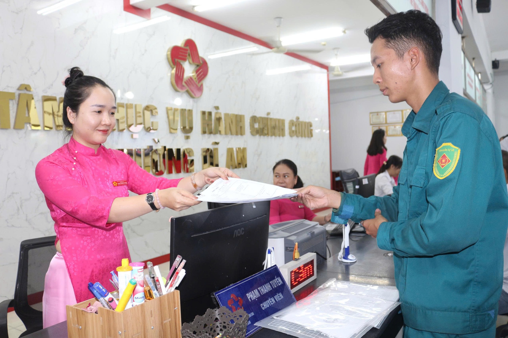 Hình ảnh người dân đi làm thủ tục hành chính ở các phường, xã mới tại Bình Dương- Ảnh 2.