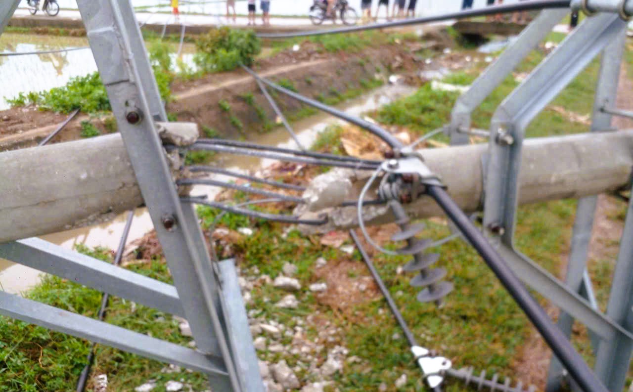 Cột điện đường dây 22 kV gãy đổ như "ngả rạ" sau mưa dông ở Thanh Hóa- Ảnh 2.