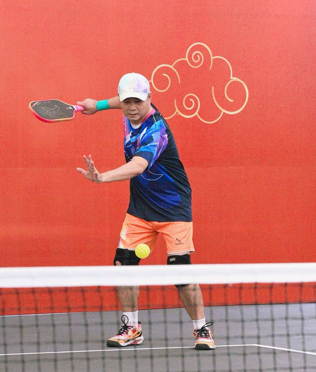 NSND Tự Long lên sân pickleball tuyên bố cực sốc về Tuấn Hưng: Có "thánh dỗi" gánh team không lo tắm sớm nhưng nhận cái kết đắng- Ảnh 4.