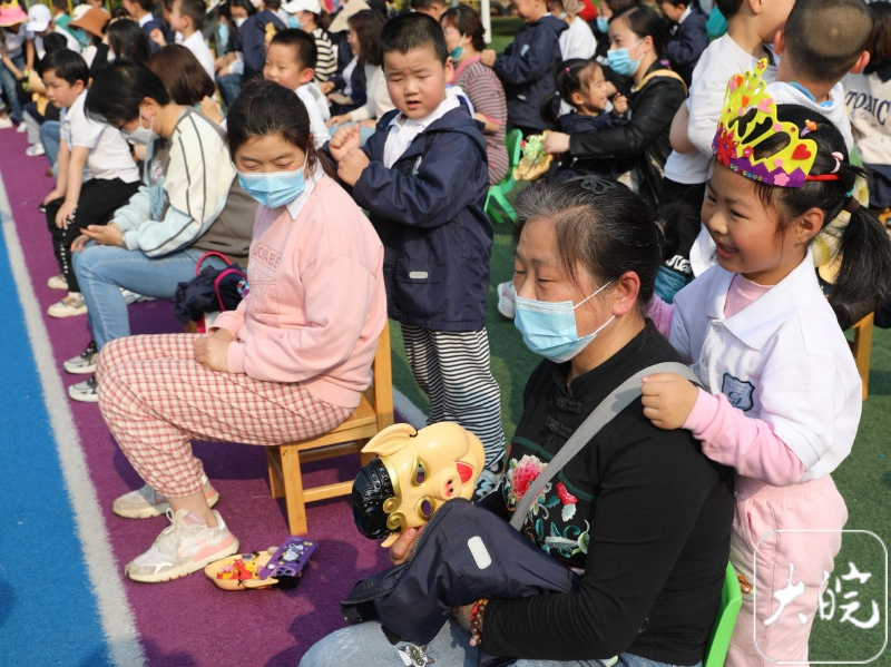 1000 trẻ mẫu giáo bỗng trở thành "nhân viên mát xa”, phải quỳ xuống rửa chân cho người lớn- Ảnh 1.