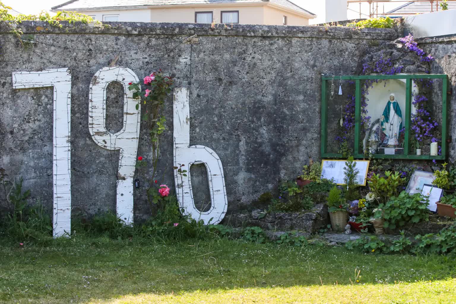 Ireland: 796 hài cốt trẻ sơ sinh nằm trong bể phốt tại một nhà thờ- Ảnh 3. Ireland: 796 hài cốt trẻ sơ sinh nằm trong bể phốt tại một nhà thờ- Ảnh 3.