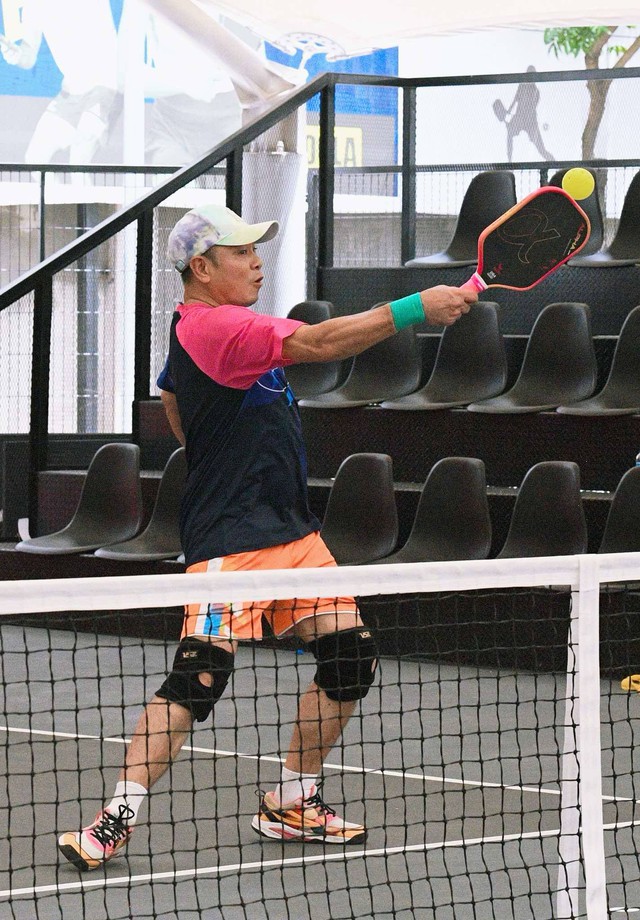 NSND Tự Long lên sân pickleball tuyên bố cực sốc về Tuấn Hưng: Có "thánh dỗi" gánh team không lo tắm sớm nhưng nhận cái kết đắng- Ảnh 3.
