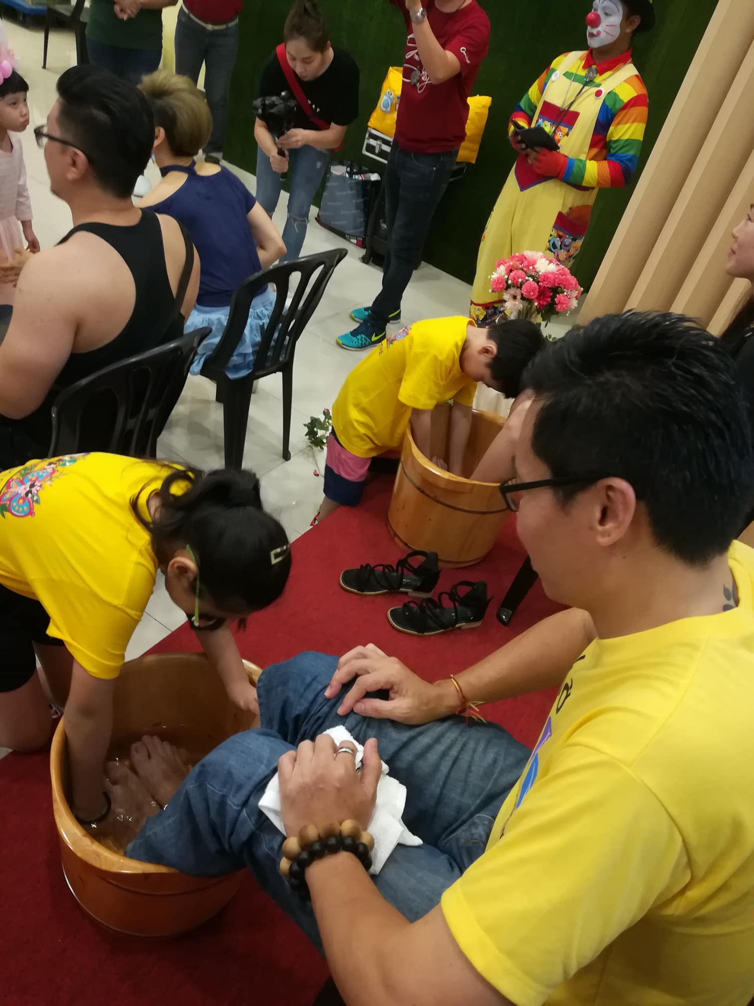 1000 trẻ mẫu giáo bỗng trở thành "nhân viên mát xa”, phải quỳ xuống rửa chân cho người lớn- Ảnh 3.