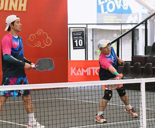 NSND Tự Long lên sân pickleball tuyên bố cực sốc về Tuấn Hưng: Có "thánh dỗi" gánh team không lo tắm sớm nhưng nhận cái kết đắng- Ảnh 1.