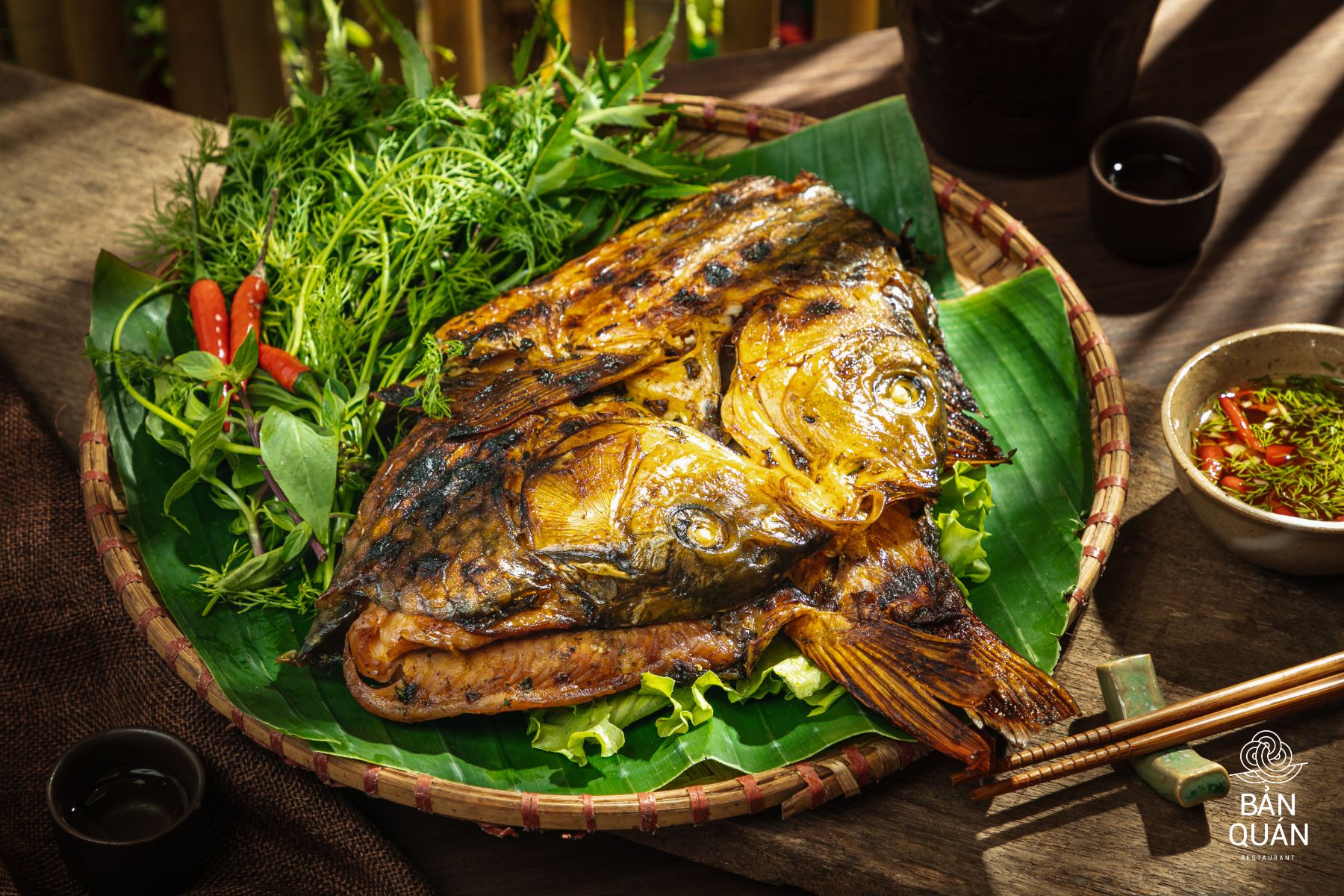 Ăn cá nướng giữa mùa hè oi bức nghe có vẻ nghịch lý? Nhưng với 