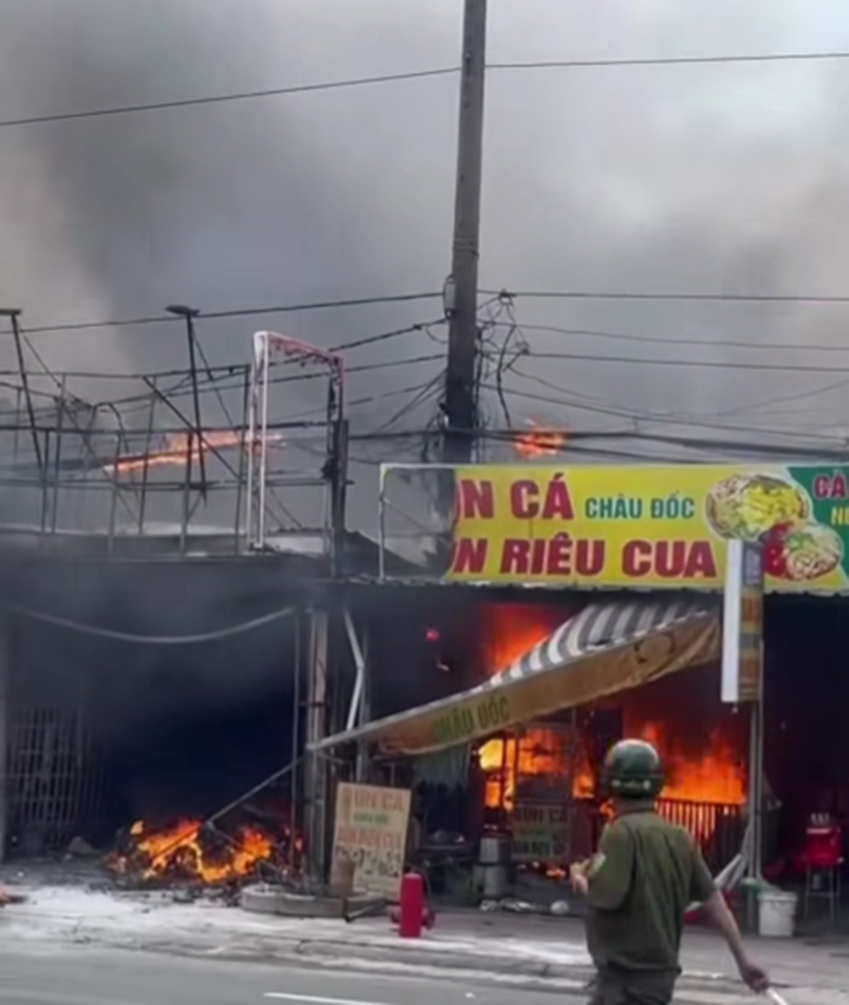 Clip chồng đổ xăng trước cửa dọa vợ, không ngờ sát vách có bếp: Lửa bùng lên gây cháy lớn- Ảnh 3.