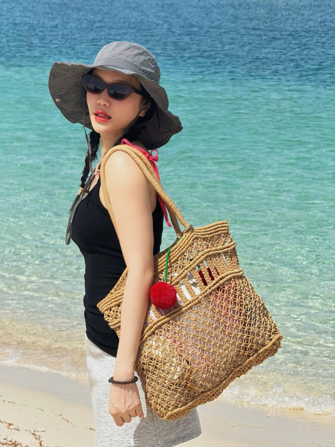 Bạn gái HIEUTHUHAI và Lọ Lem quá giống nhau!- Ảnh 12.