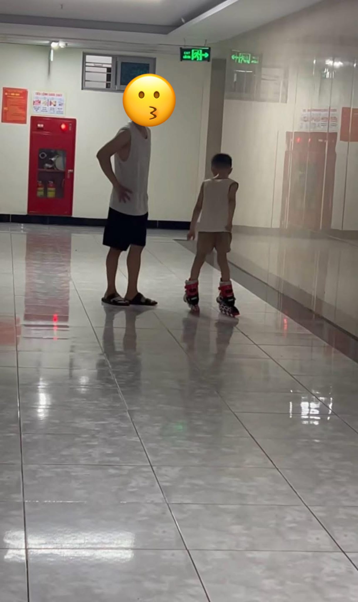 Hàng xóm cho con trượt patin ở hành lang chung cư, bị góp ý thì nói: "Thích thế đấy, xuống mà báo bảo vệ"- Ảnh 1.