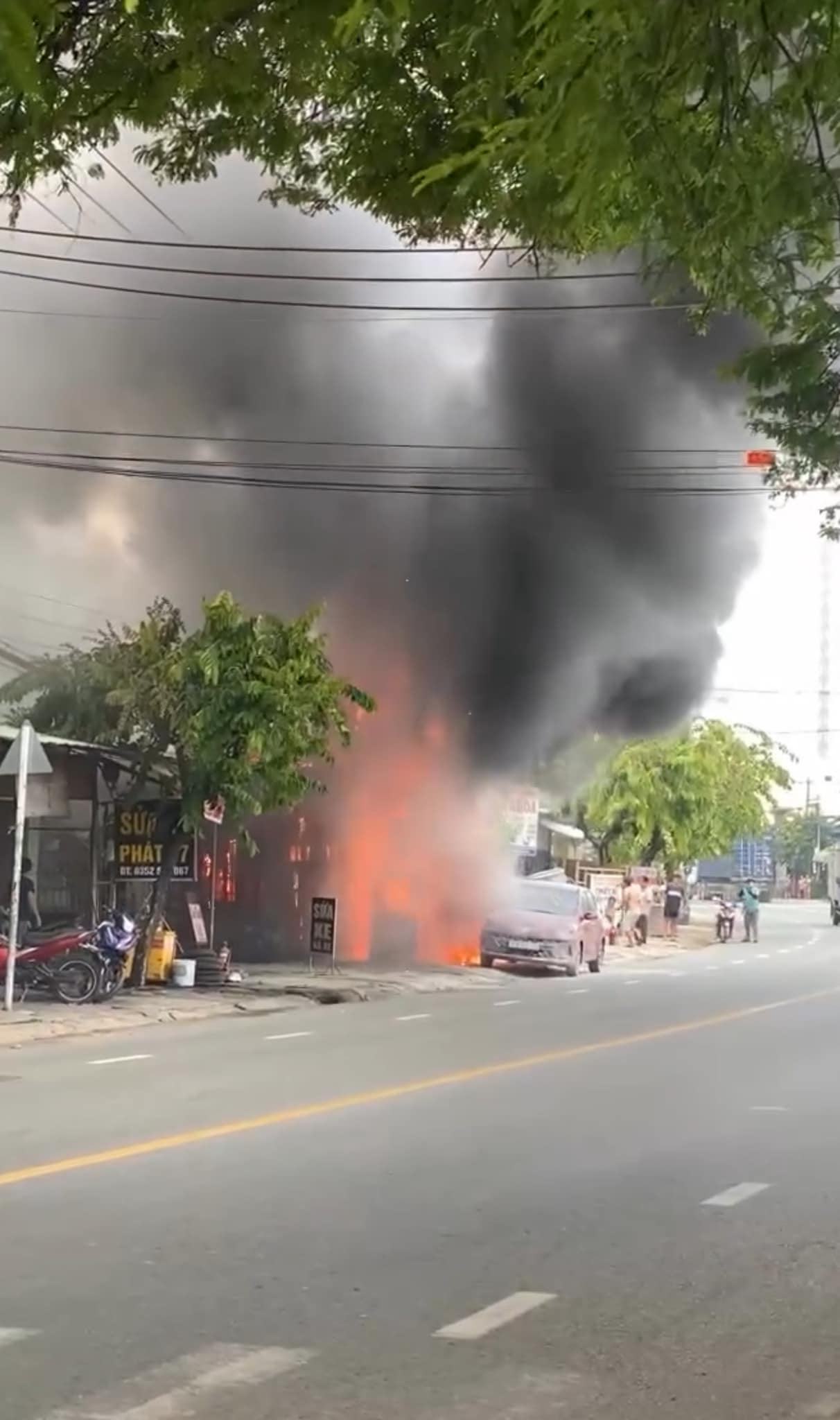 Clip chồng đổ xăng trước cửa dọa vợ, không ngờ sát vách có bếp: Lửa bùng lên gây cháy lớn- Ảnh 1.