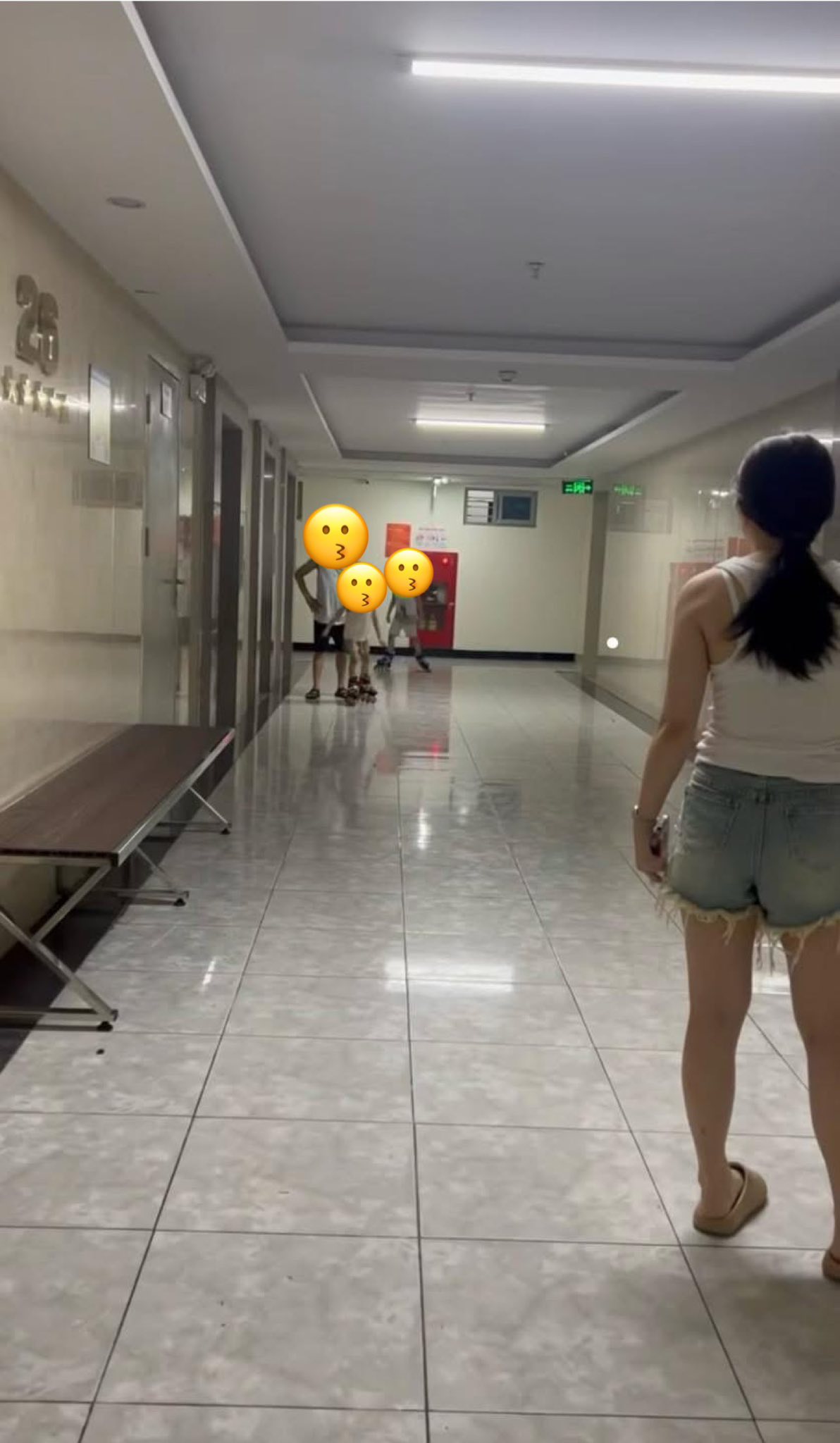 Hàng xóm cho con trượt patin ở hành lang chung cư, bị góp ý thì nói: "Thích thế đấy, xuống mà báo bảo vệ"- Ảnh 3.