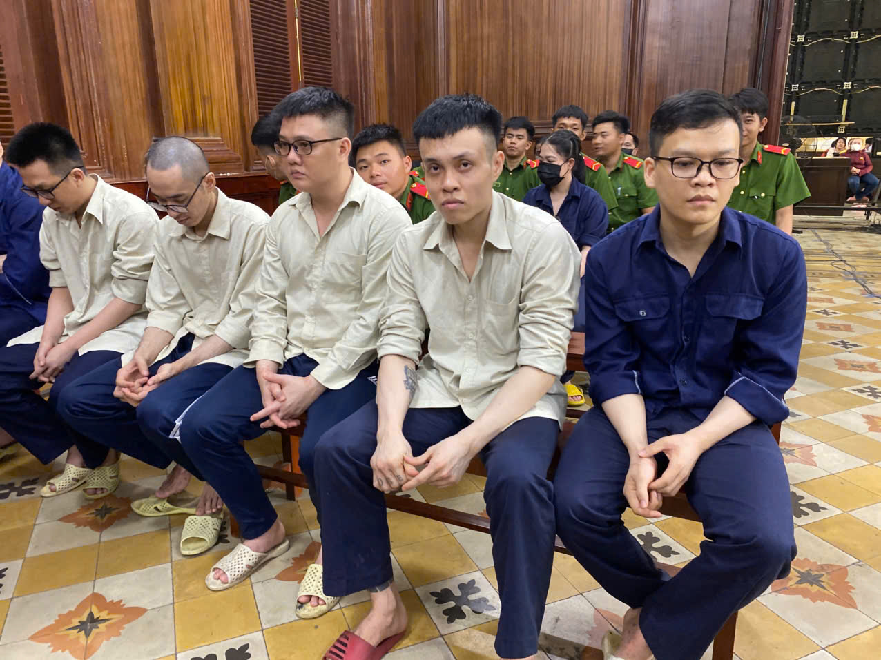 Thủ đoạn gây sốc của nhóm nhân viên tài chính ghép ảnh khiêu dâm đòi nợ- Ảnh 2.