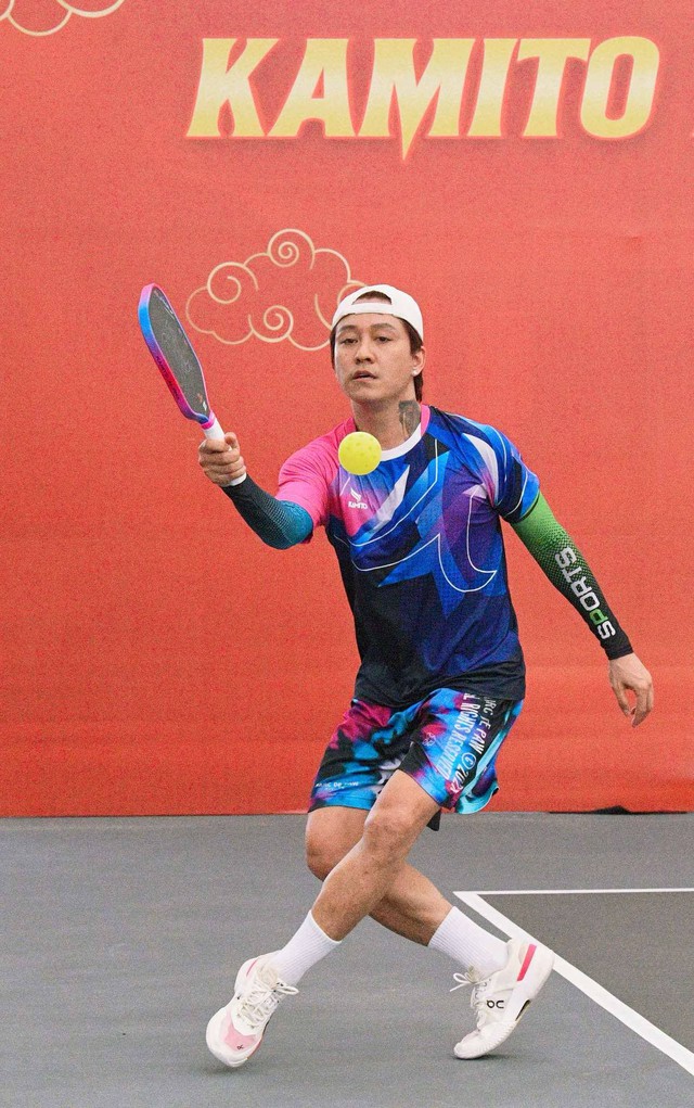 NSND Tự Long lên sân pickleball tuyên bố cực sốc về Tuấn Hưng: Có "thánh dỗi" gánh team không lo tắm sớm nhưng nhận cái kết đắng- Ảnh 5.