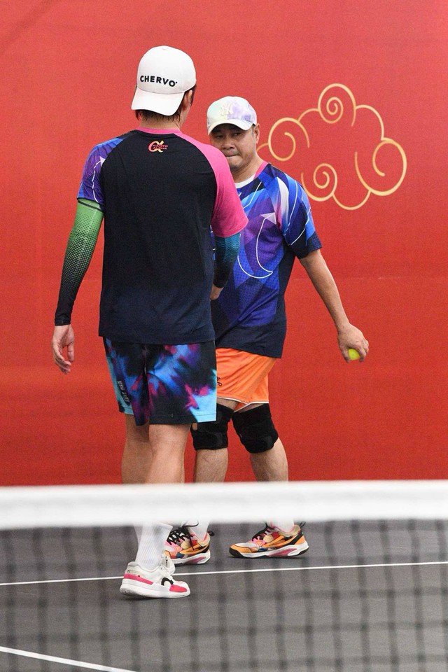 NSND Tự Long lên sân pickleball tuyên bố cực sốc về Tuấn Hưng: Có "thánh dỗi" gánh team không lo tắm sớm nhưng nhận cái kết đắng- Ảnh 2.