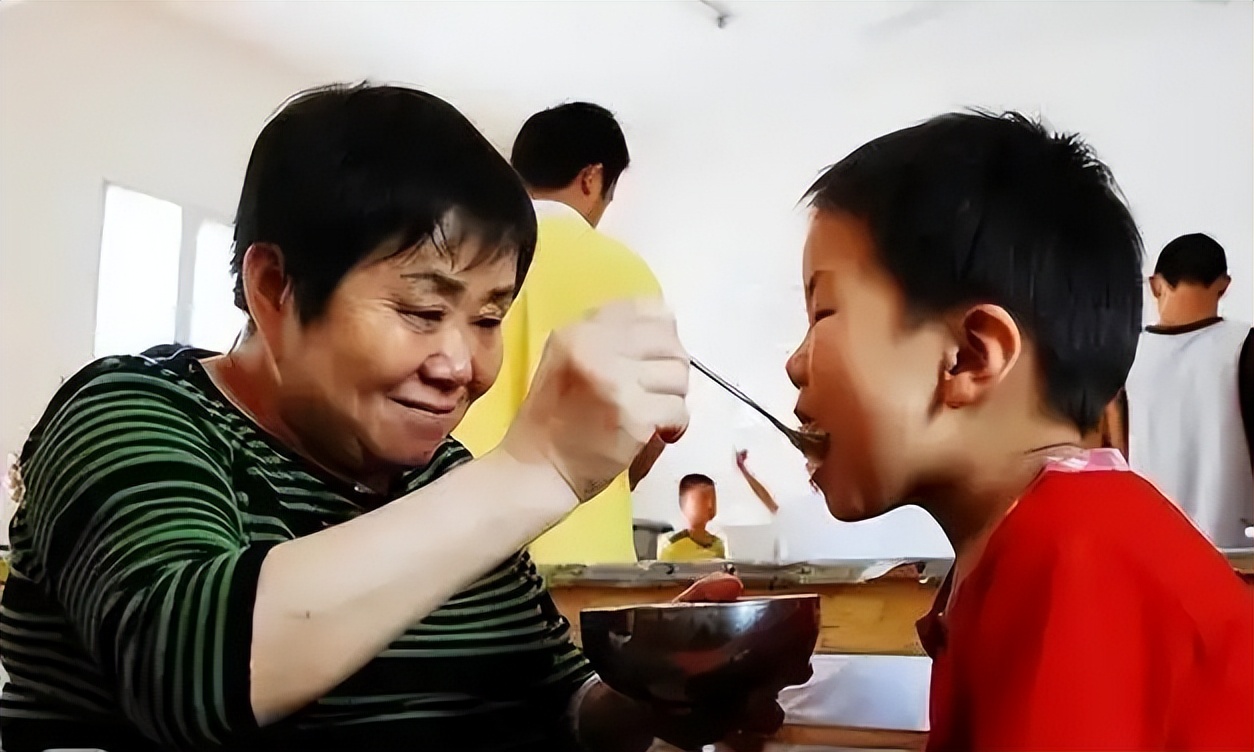 90% phụ huynh không biết: Cha mẹ sẵn sàng "HY SINH" 5 điều này, con cái nhất định "HOÁ RỒNG HOÁ PHƯỢNG"- Ảnh 2.
