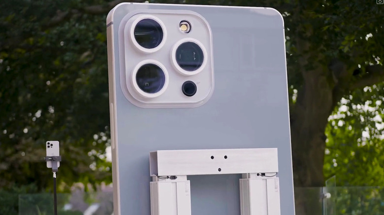Đây là chiếc iPhone lớn nhất thế giới xác lập Kỷ lục Guinness: Cao hơn 2m, nặng trăm ký và mạnh đến mức khó tin- Ảnh 3.