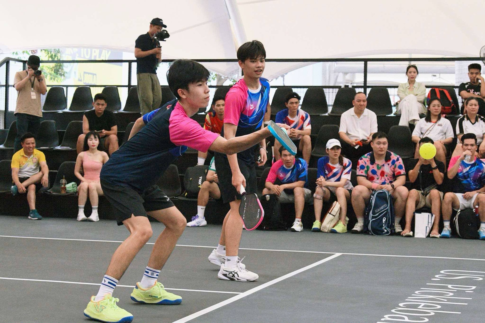 Lý Hoàng Nam so tài pickleball với sao trẻ Tống Nhật Minh vừa thắng VĐV top2 châu Á, khán giả 