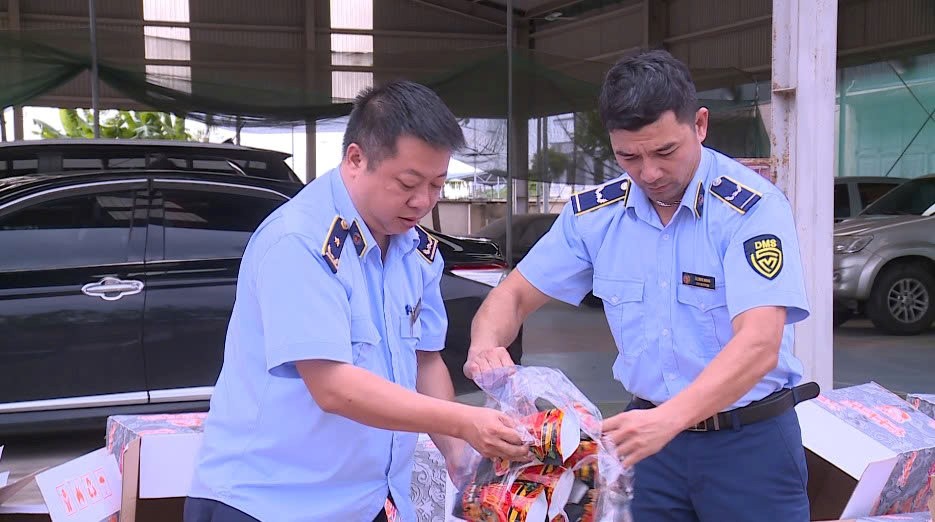 Tiêu hủy gần 2.000 gói bim bim giả mạo nhãn hiệu “Tăm cay Bà Tuyết”- Ảnh 2.