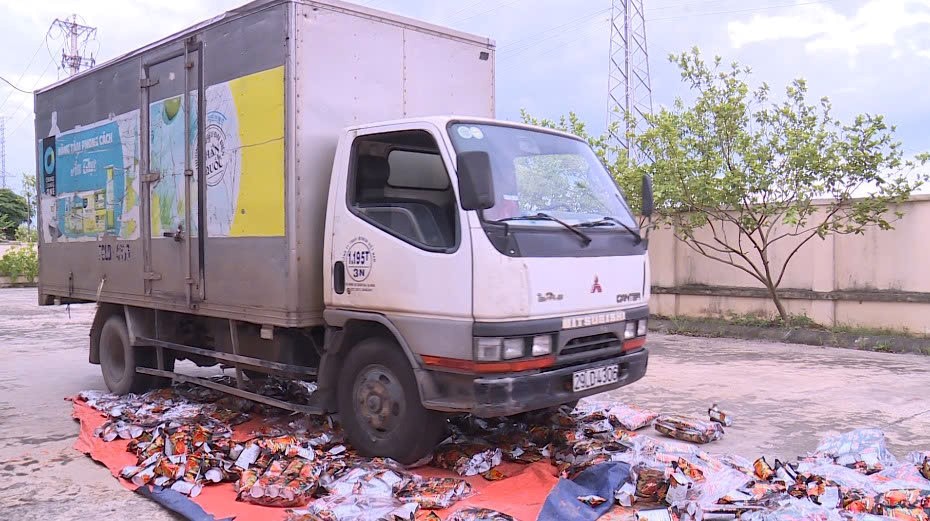 Tiêu hủy gần 2.000 gói bim bim giả mạo nhãn hiệu “Tăm cay Bà Tuyết”- Ảnh 3.