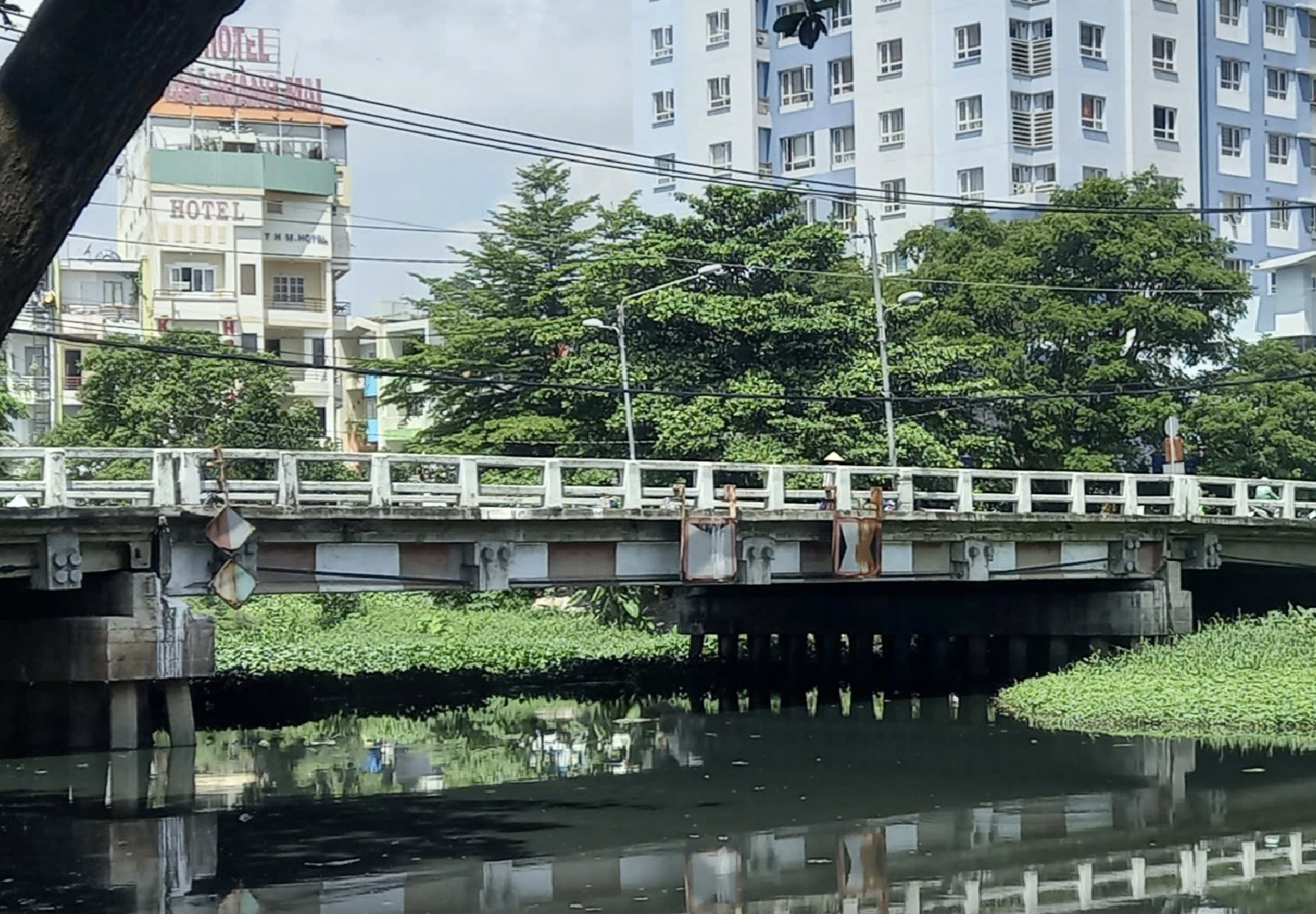 TP HCM: Bé sơ sinh bỏ rơi trong túi nilon ở cầu Chu Văn An hiện ra sao?- Ảnh 1. TP HCM: Bé sơ sinh bỏ rơi trong túi nilon ở cầu Chu Văn An hiện ra sao?- Ảnh 1.