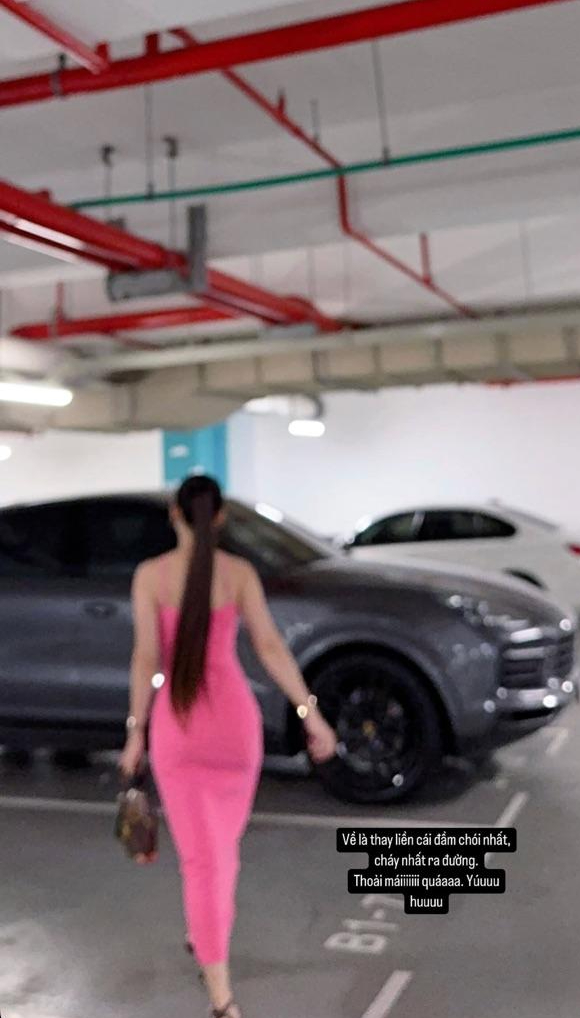Người đẹp gây sốt với bóng lưng yêu kiều, body mỹ miều bên siêu xe: Hóa ra là nàng WAG sexy nhất làng bóng đá!- Ảnh 1.