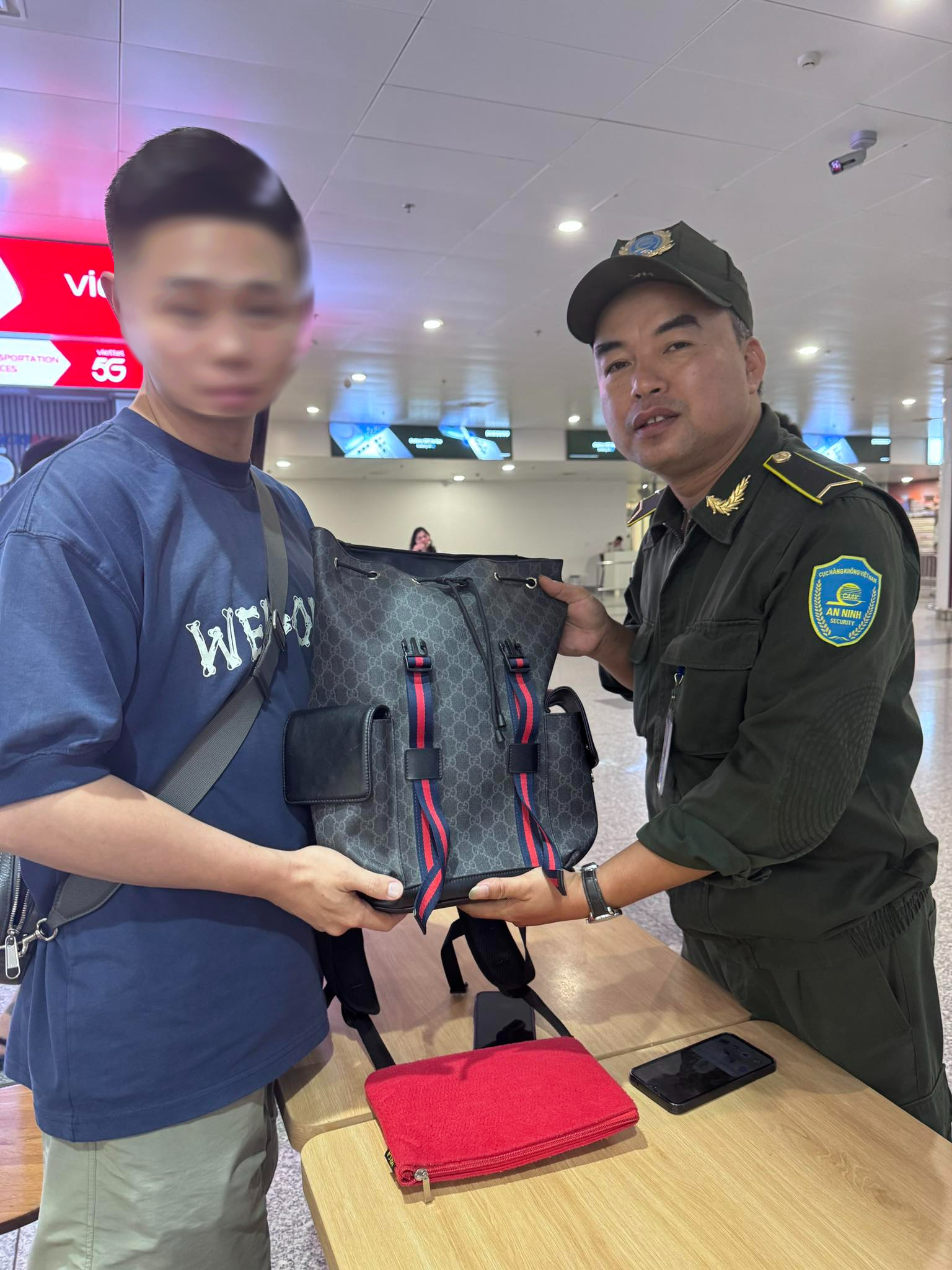 Hành trình của chiếc ba lô đựng gần 100.000 nhân dân tệ trong đêm ở Nội Bài- Ảnh 1.