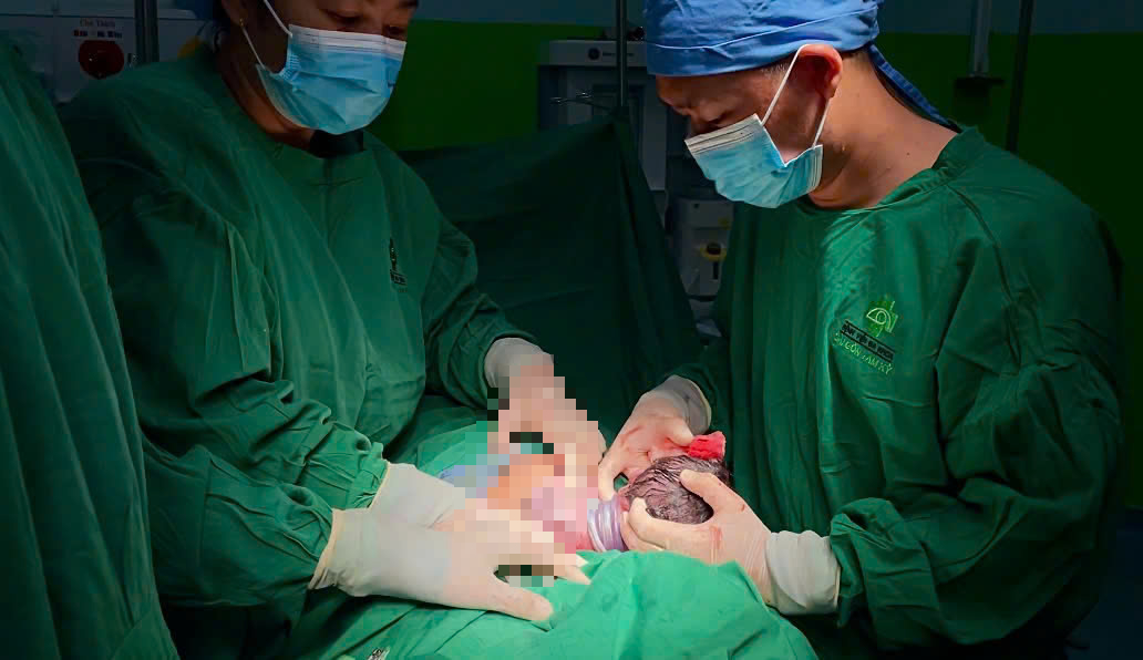 Bé gái ở Quảng Nam chào đời với dây rốn quấn quanh cổ đến 4 vòng- Ảnh 1.