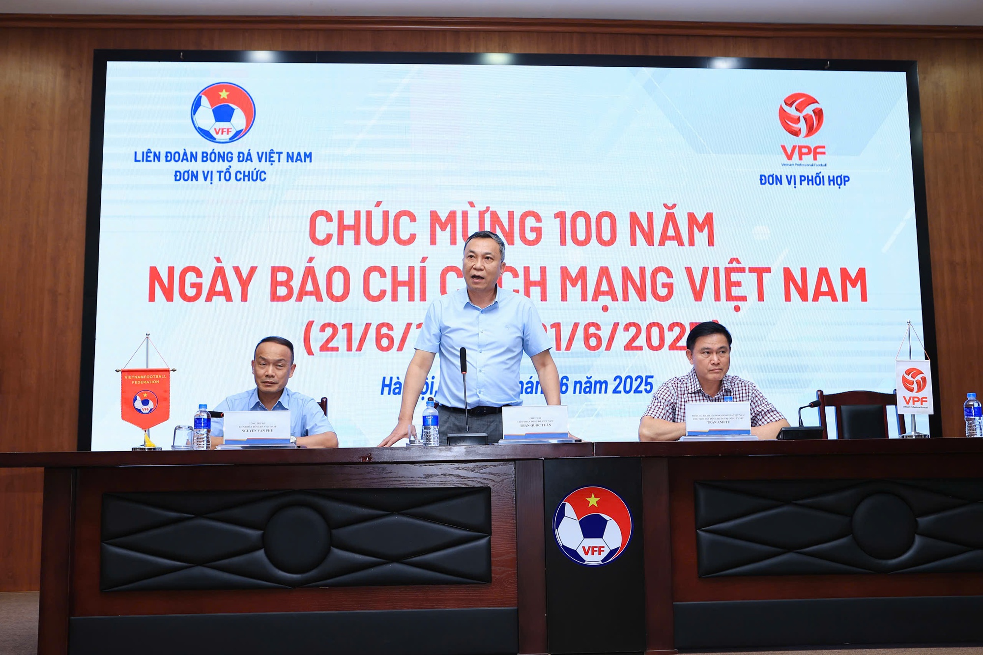 Chủ tịch VFF mất ngủ 2 đêm khi tuyển Việt Nam thua Malaysia, lên tiếng về việc nhập tịch cầu thủ- Ảnh 2. Chủ tịch VFF mất ngủ 2 đêm khi tuyển Việt Nam thua Malaysia, lên tiếng về việc nhập tịch cầu thủ- Ảnh 2.