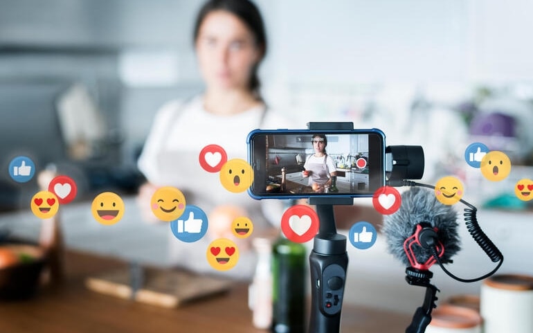 Sinh viên livestream bán hàng, YouTuber kiếm trăm triệu: Có bị thu thuế?- Ảnh 1. Sinh viên livestream bán hàng, YouTuber kiếm trăm triệu: Có bị thu thuế?- Ảnh 1.