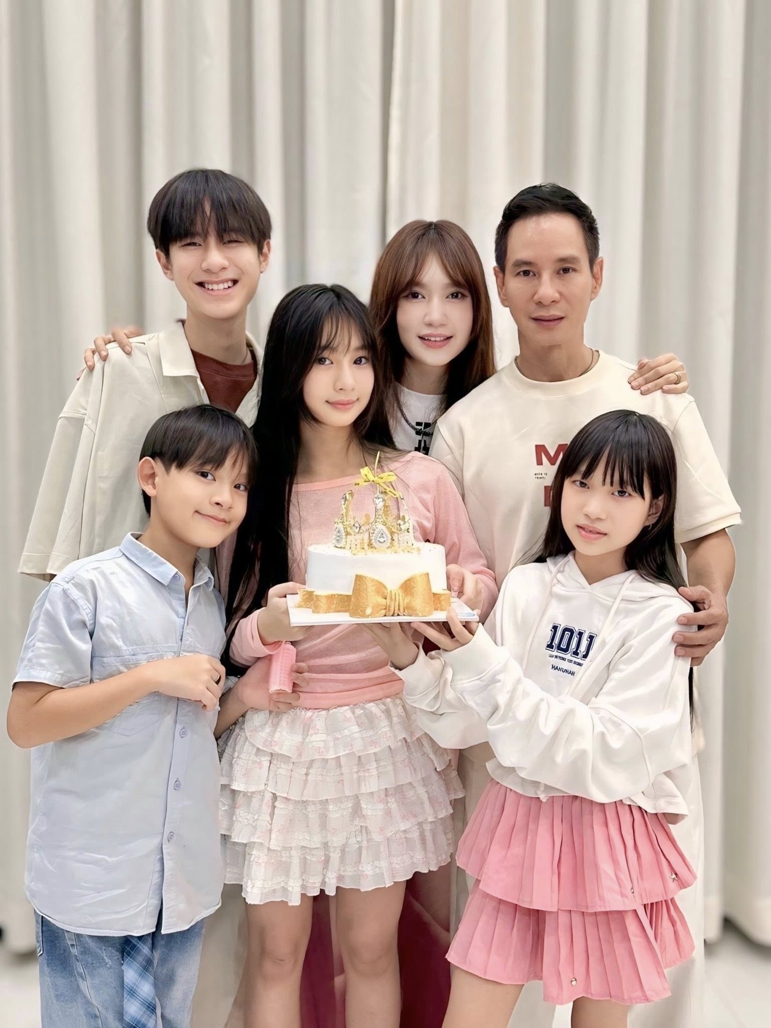 Ái nữ nhà Lý Hải - Minh Hà thổi nến mừng tuổi 12, dân tình trầm trồ vì một đặc điểm gen quá trội- Ảnh 1.
