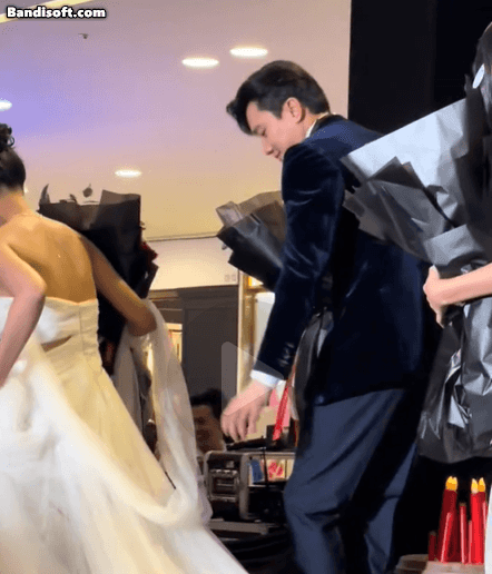 Cặp sao Việt lệch nhau 13 tuổi bị đồn hẹn hò khắp MXH: Nhà trai giàu top đầu showbiz, si mê nhà gái ra mặt- Ảnh 2. Cặp sao Việt lệch nhau 13 tuổi bị đồn hẹn hò khắp MXH: Nhà trai giàu top đầu showbiz, si mê nhà gái ra mặt- Ảnh 2.