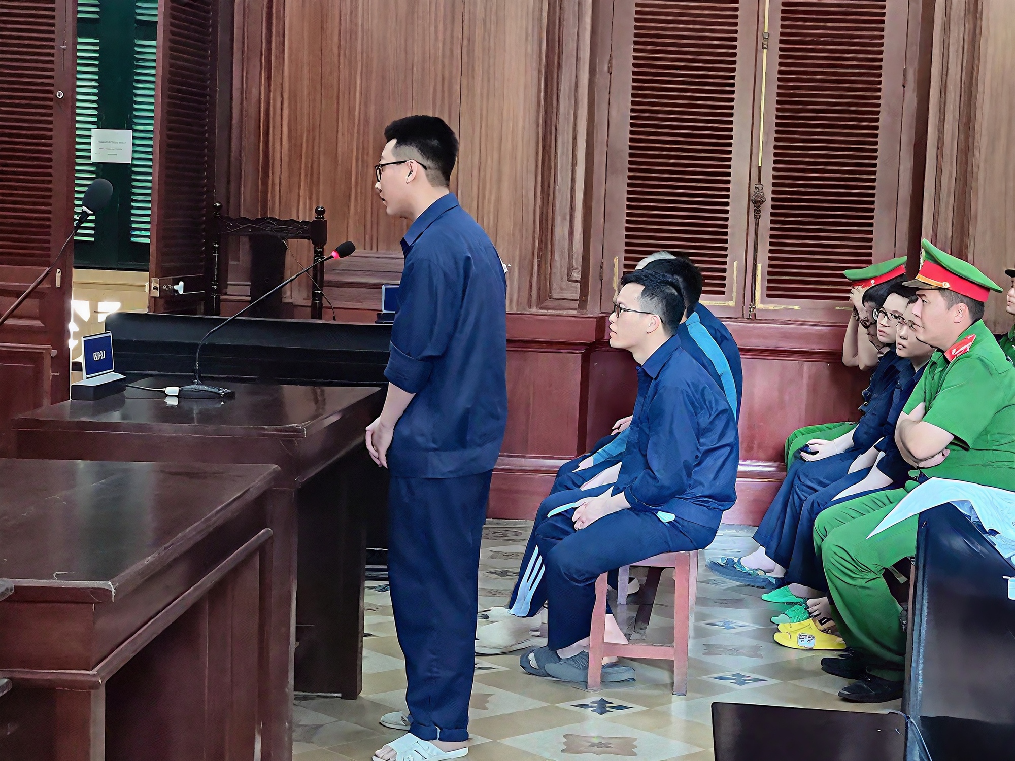 Thủ đoạn gây sốc của nhóm nhân viên tài chính ghép ảnh khiêu dâm đòi nợ- Ảnh 1.