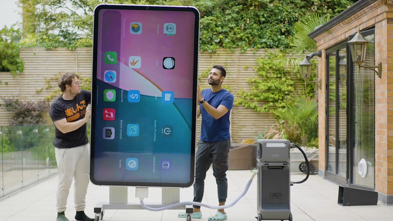 Đây là chiếc iPhone lớn nhất thế giới xác lập Kỷ lục Guinness: Cao hơn 2m, nặng trăm ký và mạnh đến mức khó tin- Ảnh 1.