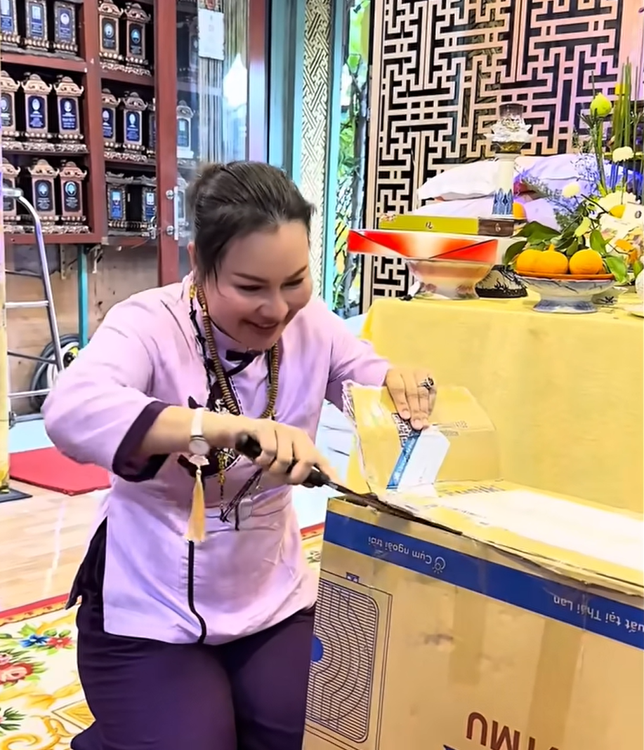 Vợ Quý Bình: Vợ Quý Bình: