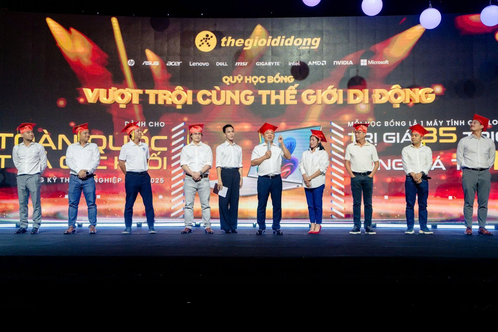 Thế Giới Di Động lập quỹ học bổng "Vượt Trội" 1,5 tỷ đồng: Tiếp lửa cho sĩ tử mùa thi 2025- Ảnh 1.