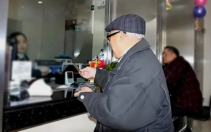 Vợ qua đời, cụ ông 95 tuổi ra ngân hàng rút tiết kiệm 1 tỷ đồng nhưng bị từ chối: "Ông không có quyền thừa kế"- Ảnh 1.
