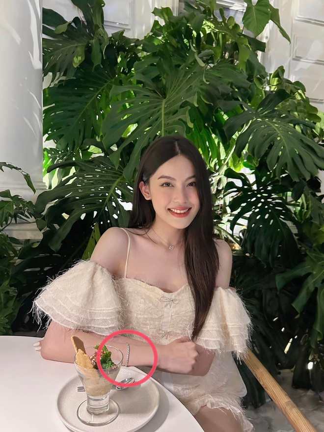 Trước khi lộ ảnh thân mật ở photobooth, HIEUTHUHAI và bạn gái còn bị 