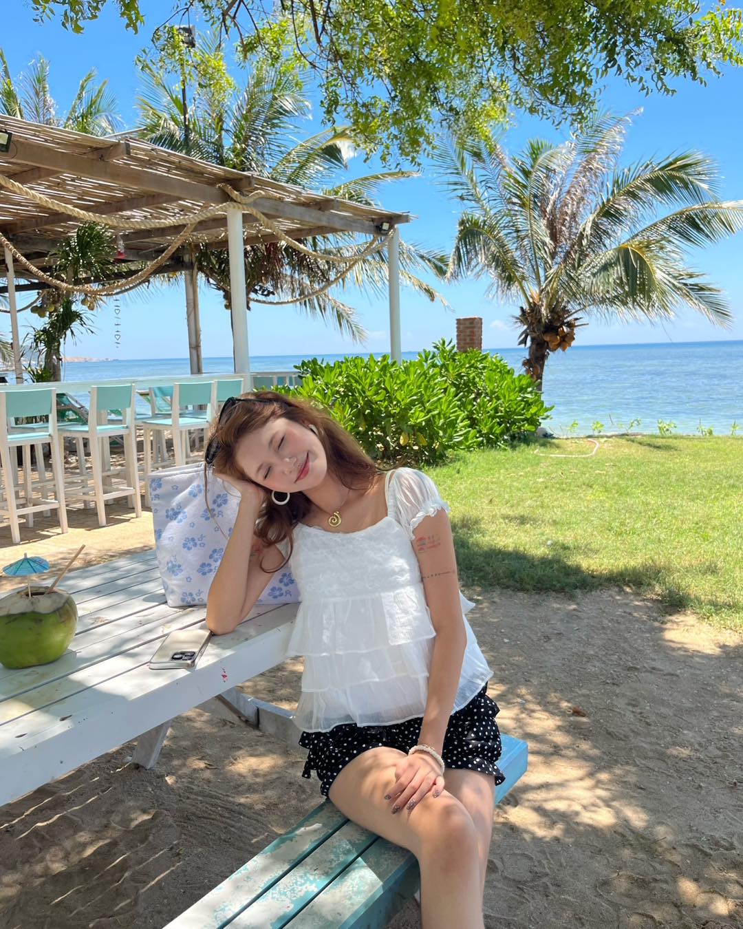 "Nữ thần thanh xuân" Chương Nhược Nam đi biển: Style đẹp đến mức phải dụi mắt 1000 lần- Ảnh 23.