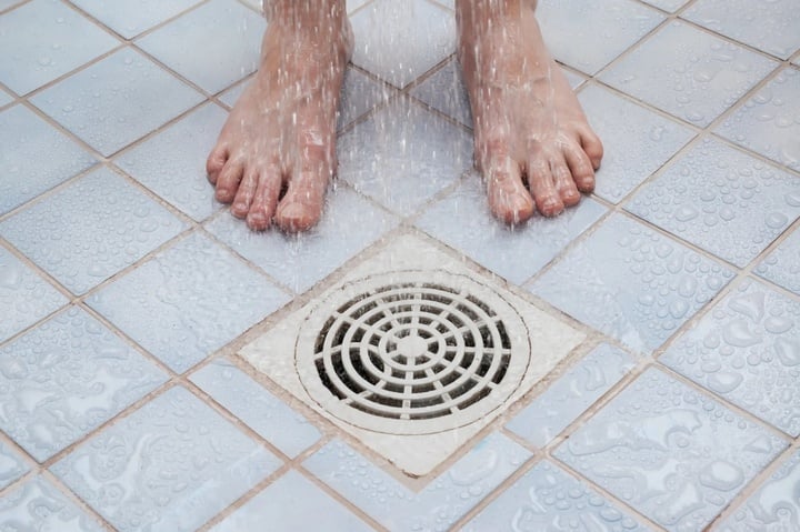 Chuyên gia cảnh báo thói quen đi tiểu khi tắm vòi sen gây hại cho phụ nữ- Ảnh 2.